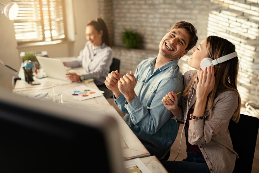 feliz no trabalho mesmo com demandas